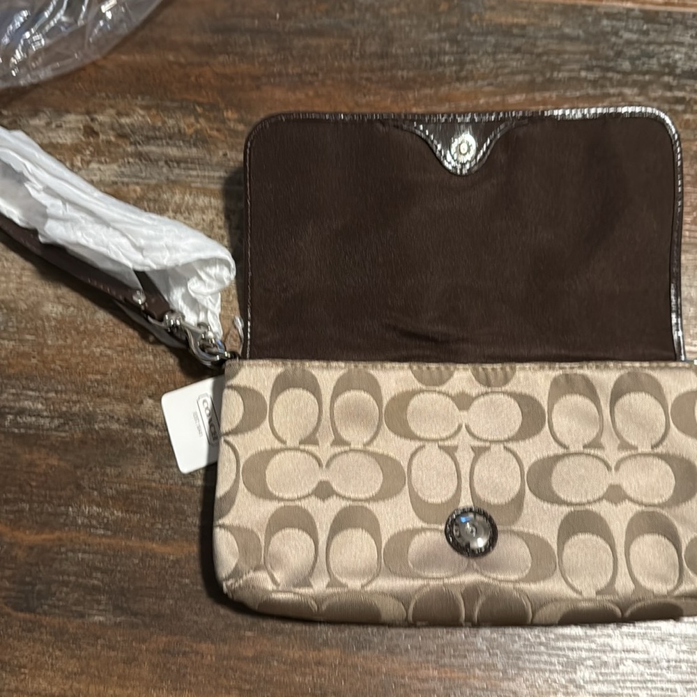 RARE Coach Signature Satin Large Flap Wristlet F47013 NWT - Picture 3 of 3